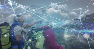 Kıdemli yürüyüşçülerin sırt çantaları ve dijital kaplamalarla kayalık yamaç patikalarını taraması, kopyalama alanı. Macera, keşif, bağlantı, teknoloji, açık hava, manzara, navigasyon