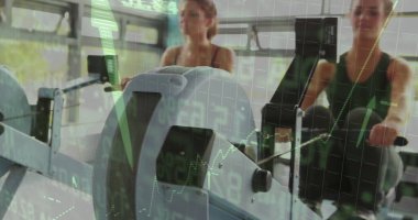 Spor kıyafetleri giyen kürek arkadaşları spor salonundaki ergometreleri çekiyor, yeşil çizelgeler üst üste konuyor. Spor, spor, spor, sağlık, eğitim, spor