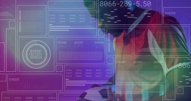 Jersey 'deki futbolcunun gradyan stüdyoda UI panelleri ve fotokopi uzayı ile topu tutması. Sporcu, spor, dijital, analitik, gelecekçi, performans, veri