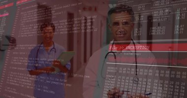 Yürüyen kıdemli erkek doktor hastane koridorunda, tablet ve kod kaplamalarıyla birlikte. Tıbbi, teknoloji, sağlık, siber güvenlik, dijital, profesyonel, yenilik