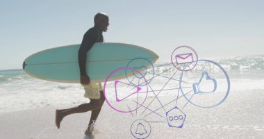 Dalgıç kıyafeti giymiş, elinde turkuaz sörf tahtasıyla plajda koşan adam. Maceracı, enerjik, enerjik, canlı, sportif, dijital, bağlantı, kıyı