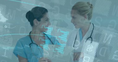 Hastane koridorunda verileri tartışan sağlık çalışanları dijital dünya haritası ve stetoskoplar kullanıyorlar. Tıbbi personel, işbirliği, dijital teknoloji, sağlık hizmetleri yeniliği, profesyonel takım çalışması, gelecekçi, klinik çevre