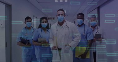 Hastane koridorunda, ameliyat maskeleri ve stetoskoplarıyla ilaç tutan ayakta duran tıbbi ekip. Sağlık, takım çalışması, teknoloji, profesyonellik, yenilik, tanı, klinik