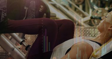 Spor salonunda bacak pres makinesine bacağını uzatan bayan sporcuyu veri grafikleriyle itmek. Zindelik, güç, direnç, egzersiz, atletik, sağlık, kararlılık