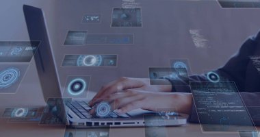 Koyu renk giyimli birinin bilgisayardaki ve ofis masasındaki holografik kodlarla etkileşime girmesi. Teknoloji, yenilik, fütüristik, çalışma alanı, dijital, programlama, veri görselleştirmesi