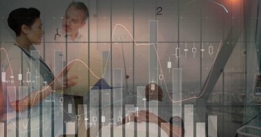 Hastane odasında şehir silüeti, klasörü, tableti ile ilgili verileri tartışan doktor ve hastaları inceliyorum. Tıbbi, sağlık, teknoloji, analiz, klinik, profesyonel, teşhis