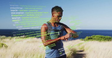 Mavi askılı bluz ve sırt çantası giyen, kıyı kum tepelerinde kod kaplamalı akıllı adamı kontrol ediyorum. Macera, teknoloji, açık hava, fitness, modern, keşif, yenilik