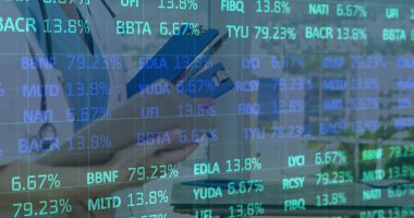 Finansal örtüşme analizi, klinikte elinde tablet ve steteskop tutan kadın doktor, kopyalama alanı. Profesyonel, teknoloji, ofis, şehir manzarası, modern, sağlık, finans