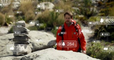 Kayalık nehir yatağında kırmızı ceketli, taş cairn ve uyarı simgeleriyle ayakta duran erkek yürüyüşçü. Macera, keşif, vahşi doğa, açık hava, manzara, dijital etkileşim, engebeli