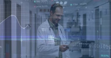 Paltolu bir doktor, tablet kontrol ediyor ve hastane koridorunda steteskop takıyor. Tıbbi, teknoloji, sağlık, dijital, modern, tanı, yenilik