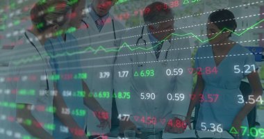 Önlüklü inceleme ekibi ve klinikte laboratuar önlükleriyle piyasa örtüleriyle dokümanları okuyor. İşbirliği, sağlık, analiz, danışma, profesyonellik, veri görselleştirme, takım çalışması