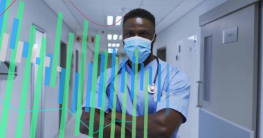 Hastane koridorunda steteskop ve kaplamalarla önlük ve maske takan doktor. Tıbbi, mesleki, sağlık, klinik, eğitim, analiz, veri