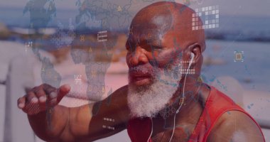 Kırmızı atlet giyen ve kulaklık takan yaslı adam deniz kenarındaki korkuluklarda, dijital dünya haritası örtülü. Yaşlılar, teknoloji, macera, açık hava, sağlık, bağlantı, yansıma