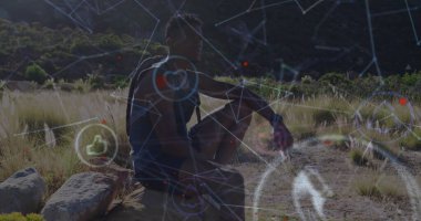 Dağ yolundaki kayalıklarda dinlenen yürüyüşçü, yürüyüş botları dijital kaplama. Macera, keşif, açık hava, eğlence, teknoloji, bağlantı, engebeli