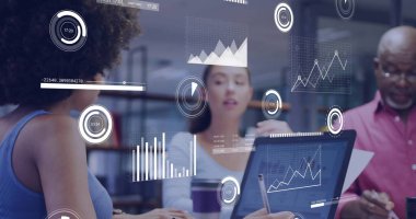 Toplantı odasında dizüstü bilgisayarlı kahve fincanlarıyla üç profesyonel analiz çizelgesini birleştiriyor. İş, takım çalışması, analitik, kurumsal, yenilik, strateji, veri görselleştirme