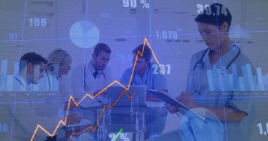 Hastane toplantı odasındaki cam masada verileri, önlükleri ve dizüstü bilgisayarlı önlükleri tartışıyorlar. Tıbbi, işbirliği, analiz, sağlık, takım çalışması, profesyonel, yenilikçi