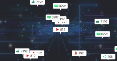 Sosyal medya simgelerinin ağ arayüzü ve devre çizgilerindeki sayaçlarla birleştirilmesi. Futuristik, teknoloji, dijital, yenilik, ağ, siber güvenlik, arayüz