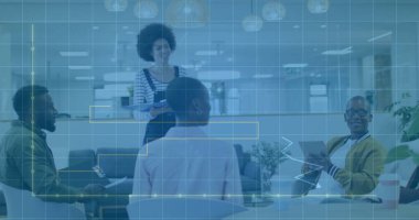 Tulum giymiş, ofisteki projeyi tartışan tablet dizüstü bilgisayarlı ve üst üste binen bir kadın sunar. İşbirliği, takım çalışması, yenilik, modernlik, profesyonellik, teknoloji, yaratıcı