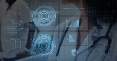 Laboratuvar önlüklü, steteskoplu doktor ve çocuk hastaları klinikteki sergi panellerini inceliyor. Tıbbi, sağlık, teknoloji, yenilik, teşhis, dijital, bilim