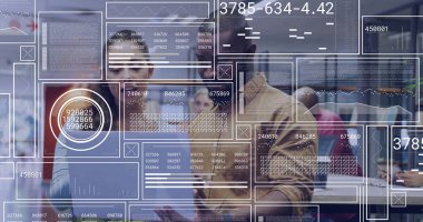 Açık planlı ofiste, dizüstü bilgisayar veri panelleri ile ölçümleri analiz eden beş profesyonelle işbirliği yapmak. İş ekibi, veri analizi, modern çalışma alanı, dijital işbirliği, şirket ortamı, profesyonel toplantı, yenilikçi teknoloji