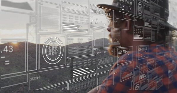 Стоячий человек в защитном шлеме, клетчатая рубашка, анализирующий панели данных AR на склоне холма, пространство для копирования. Открытый, технологический, инженерный, инновационный, природный, аналитический