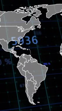 Finansal veri işleme animasyonu ve kara arkaplan üzerinde dünya haritası. Küresel finans, iş, bağlantılar, hesaplama ve veri işleme kavramı dijital olarak oluşturulmuş video.