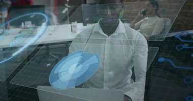 Dizüstü bilgisayarı çalıştıran adam görüş için hologram döndürme çizelgesi hazırlıyor, iş arkadaşları kahve servisi yapıyor. Teknoloji, işbirliği, yenilik, fütüristik, üretkenlik, çalışma alanı, dijital