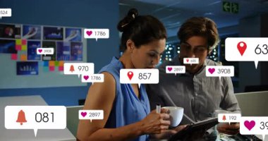 Pazarlama ekibi tıkırtı tableti çalıştırıyor cihazın etrafında güncellenen simgeler başlatıyor, ölçümleri gözden geçiriyor. İşbirliği, yenilik, dijital, teknoloji, analitik, beyin fırtınası, modern