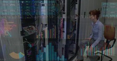 Sistem teknisyeni yukarı doğru kayan dijital performans çizelgeleriyle raf kablolarını kontrol ediyor. Teknoloji, veri, siber güvenlik, mühendislik, profesyonel, dijital, yenilik