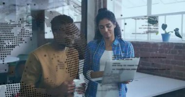 Bir kadın bilgisayarını meslektaşına doğru açık tutuyor ve kod gözden geçirme yazılımını geliştiriyor. İşbirliği, takım çalışması, modern ofis, profesyonel, dijital çalışma alanı, yenilik, yaratıcı