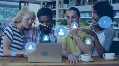 Meslektaşlar dizüstü bilgisayarla teknik projeyi inceliyor ve kafeye animasyon ağı kuruyor. İşbirliği, takım çalışması, yenilik, bağlantı, teknoloji, modern, gelişigüzel