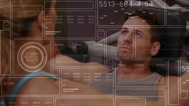 Baskı yapan kadın müvekkil, fitness için göğüs baskısı yapıyor, animasyon HUD izleme temsilcileri. Kuvvet eğitimi, fitness, spor, egzersiz, kararlılık, sağlık, performans