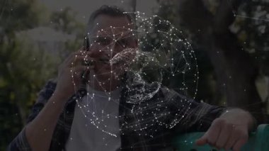 Akıllı telefonu kulaktan kulağa tutan bir adam. Teknoloji kablosu kullanarak ortaya çıkıyor. Düşük sesli telefon dalgalanıyor. Teknoloji, iletişim, bağlantı, açık hava, tefekkür, yansıma, modern