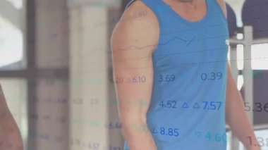 Formda kalmak için mavi kıvrımlı halterli bir adam üst üste gelen ölçümler, sıralı kıvrımlar. Güç, fitness, takım çalışması, eğitim, performans, spor salonu, motivasyon