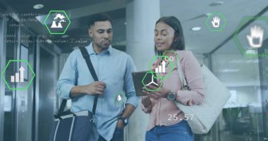 Meslektaşlar tablete dokunuyor, kurumsal sürdürülebilirlik analizi için yeşil ölçüler üretiyor. Teknoloji, yenilik, veri görselleştirme, takım çalışması, modern, profesyonel, çevresel