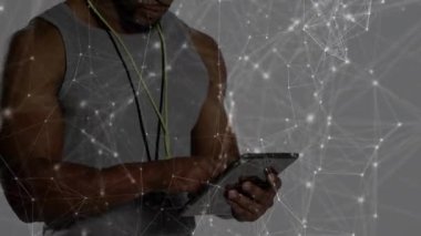 Adam tableti tıklatıyor ve teknolojik tanıtımda ağ grafikleri çiziyor. İnce bir gülümseme sergiliyor. Teknoloji, bağlantı, yenilik, fütürizm, dijital, iletişim, ağ