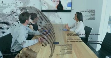 Uzaktan arama üzerine odaklanan iş ekibi toplantısı, harita kaplamalarıyla işbirliği için belgeleri paylaşma. Şirket, takım çalışması, işbirliği, dijital, profesyonel, iletişim, modern