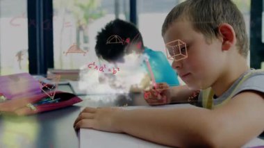 Pencerenin yanında yazmaya odaklanan iki çocuk, sislerin arasında çalışmanın altını çizen matematik diyagramlarını ateşliyor. Öğrenci, işbirliği, yenilik, ilham, yaratıcılık, akademik, modern