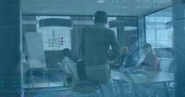 İş sunucusu konferans odasına çantasıyla giriyor ve tartışmayı sürdürmek için el kol hareketi yapıyor. Profesyonel, takım çalışması, işbirliği, şirket, modern, iletişim, liderlik