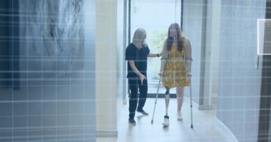 Rehabilitasyonda hastanın protez bacağına el sıkışma ve sağlık verileri ile rehberlik eden terapist. Rehabilitasyon, hareketlilik, güçlendirme, asist teknoloji, iyileşme, teşvik, tıbbi