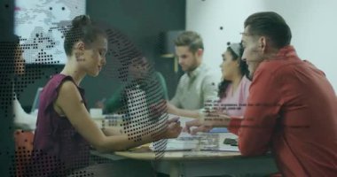 Kadın üye, şeffaf dünya haritası altında kalem değiş tokuşu grafikleri sunuyor. İşbirliği, takım çalışması, iş toplantısı, şirket, ofis, strateji, analiz