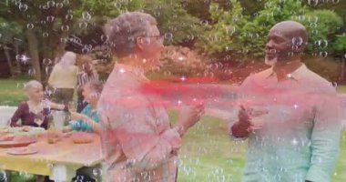 Baloncuklar tepeden süzülürken, son sınıflar konukseverlikle dostluğa kadeh kaldırırken ışık hızı darbeleri vuruyor. Kutlama, yoldaşlık, rahatlık, zarafet, sosyalleşme, açık hava, canlı