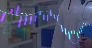 Doktorun panoyu ayarlaması ve tıbbi verileri görselleştirmesi üzerinde uçan çubuk grafiği ve dalga biçimi. Analizler, sağlık, tıbbi, veri, ilerleme, profesyonel, teknoloji