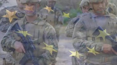 Açılış sahnesinde askerler, kayan sarı yıldızların altında altı kişilik askeri devriyeye doğru yaklaşıyorlar. Ordu, keşif, taktik, kamuflaj, açık hava, manga, düzen.