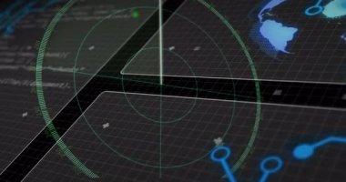 Radar döner ışını açıyorum. Ağ taraması için solan neon-mavi düğümlü yeşil noktayı takip ediyorum. Gelecekçi, teknoloji, ağ, dijital, arayüz, siber güvenlik, yenilik