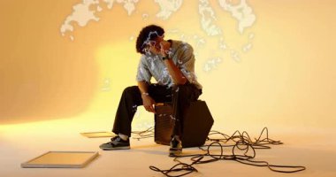 Erkek model amplifikatöre yaslanıyor ve fotoğraf çekimi sırasında ışık efektlerine tepki veriyor. Düşünceli, minimal, atmosferik, modern, sanatsal, anlamlı, stüdyo