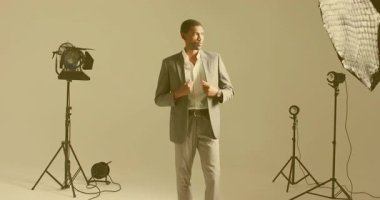 Yansıyan arızadan sonra erkek modeller klapaları ayarlar ve moda stüdyosunda saatlerini kontrol ederler. Profesyonel, zarif, modern, minimalist, kendine güven, tarz, iş