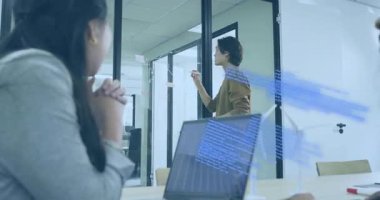 Teknoloji toplantısında açık cam duvara kod yazan bir adam incelenmek üzere kodları örtüyor. İşbirliği, yenilik, dijital, modern, profesyonel, beyin fırtınası, takım çalışması