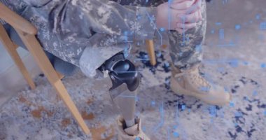 Mavi kaplama asker protez bacağında görünüyor. Kamera geri çekilirken askeri taramaya başlıyor. Teknoloji, esneklik, güçlendirme, askeri, yenilik, sağlık, fütüristik