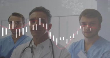 Sağlık ekibi klinikte dururken şeffaf sağlık tablosu çerçeveyi tarayıp duruyor. Sağlık, tanı, profesyonel, teknoloji, veri görselleştirme, takım çalışması, klinik